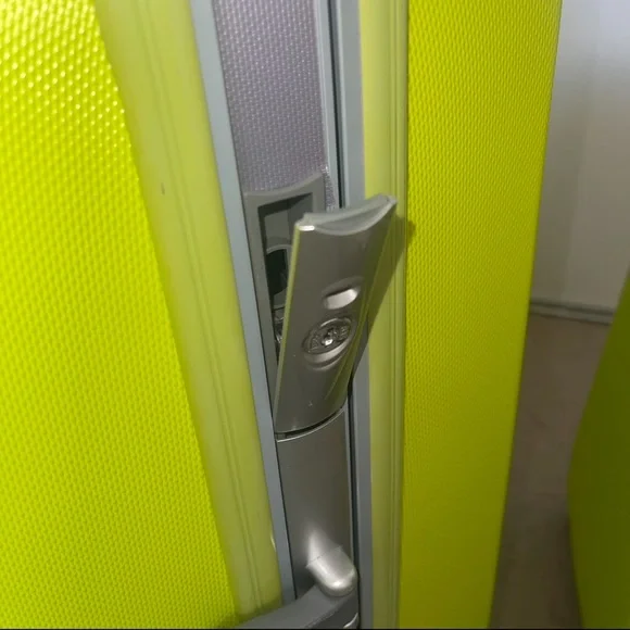 Neon yellow suitcases - Picture 6 of 14